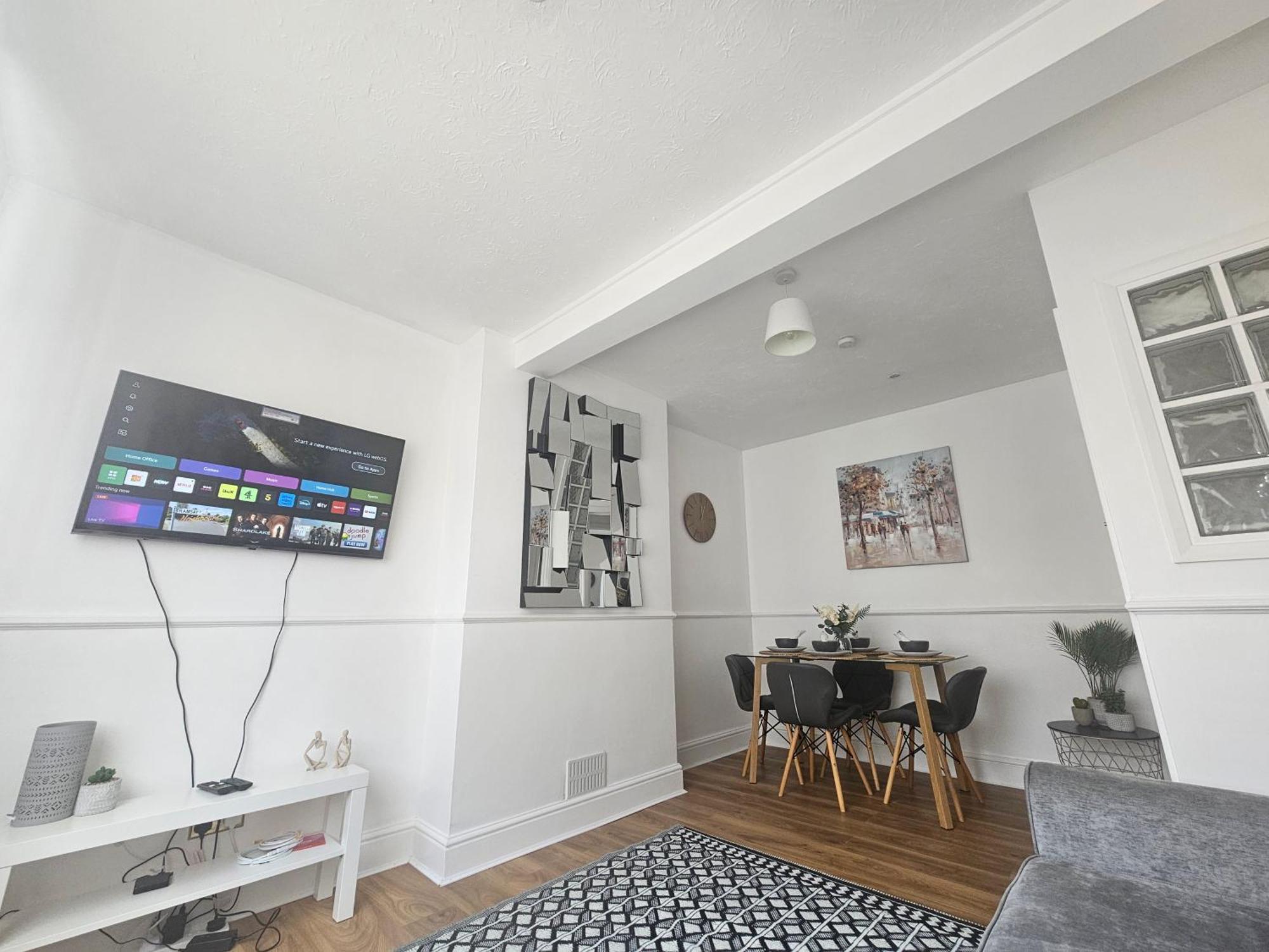 St Albans City Stays - Near Luton Airport - St Albans Abbey & City Train Station - Close To London- Harry Potter World - The Odyssey Cinema - Abbey Cathedral- Contractors I Business I Leisure- Sleeps Upto 6 People Ngoại thất bức ảnh