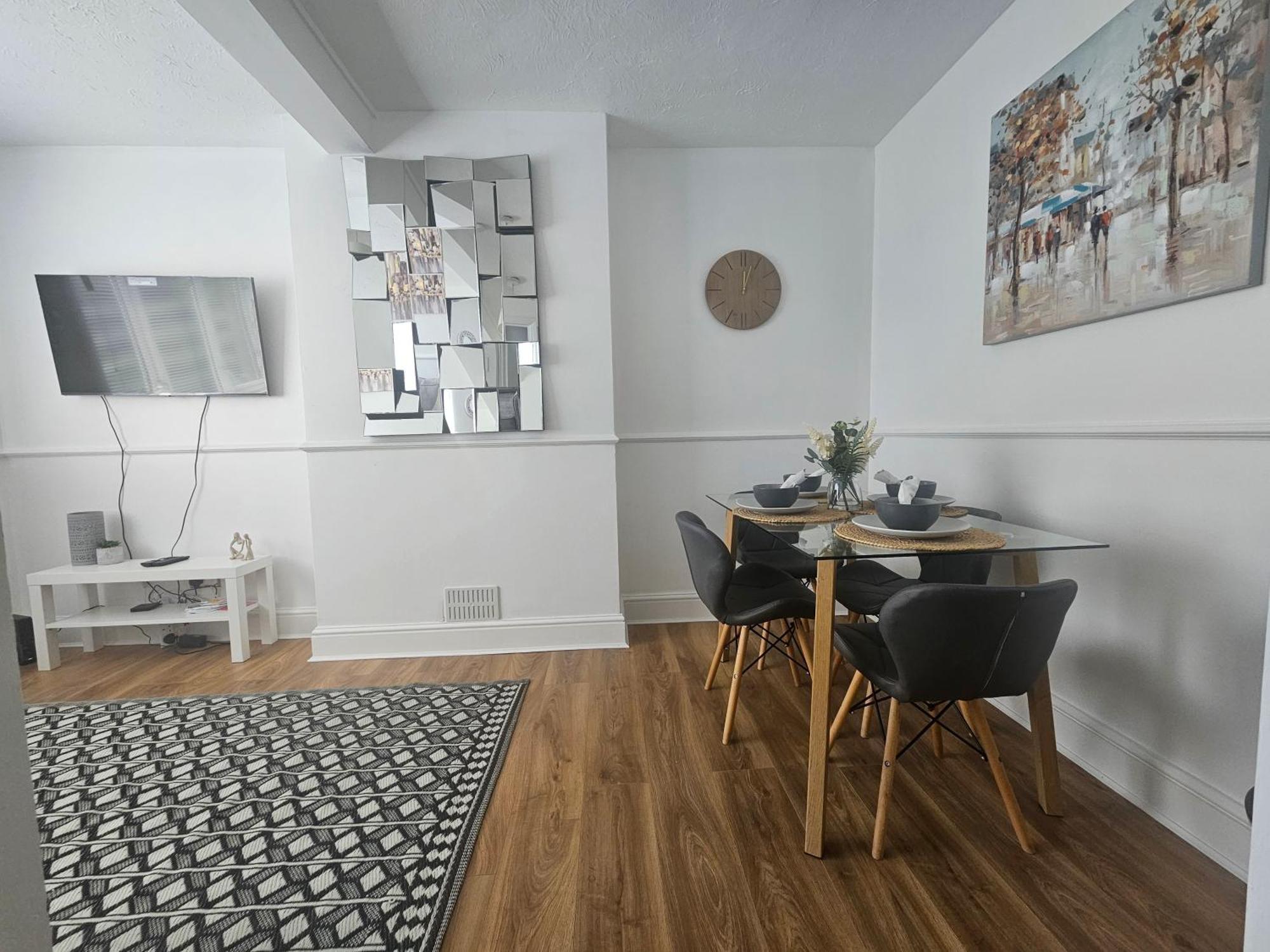 St Albans City Stays - Near Luton Airport - St Albans Abbey & City Train Station - Close To London- Harry Potter World - The Odyssey Cinema - Abbey Cathedral- Contractors I Business I Leisure- Sleeps Upto 6 People Ngoại thất bức ảnh