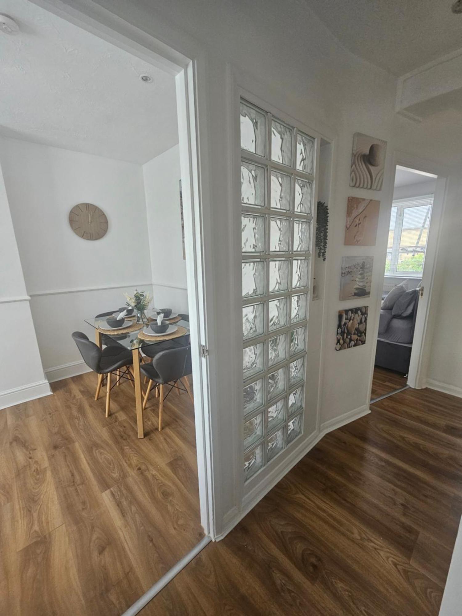 St Albans City Stays - Near Luton Airport - St Albans Abbey & City Train Station - Close To London- Harry Potter World - The Odyssey Cinema - Abbey Cathedral- Contractors I Business I Leisure- Sleeps Upto 6 People Ngoại thất bức ảnh