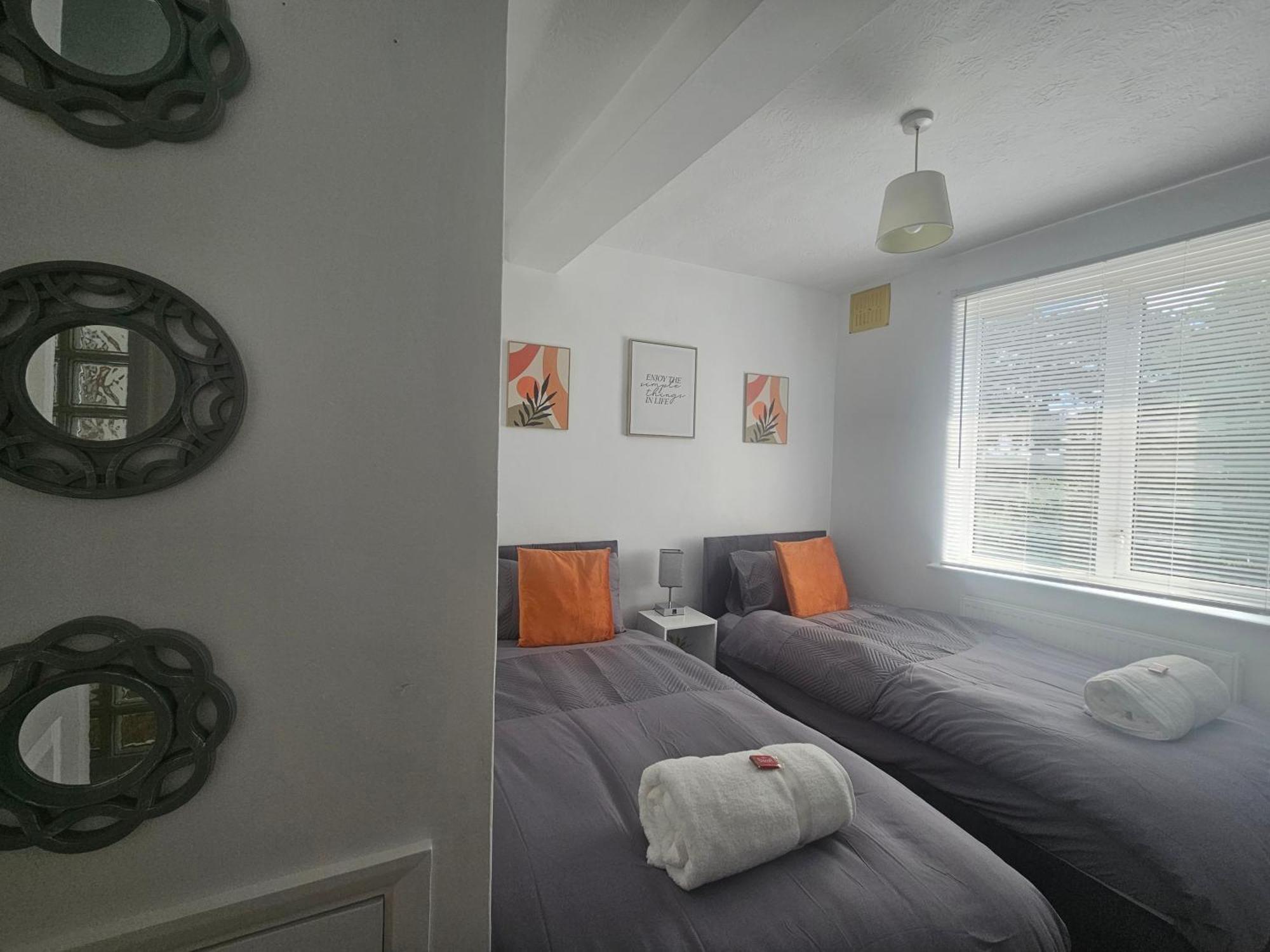 St Albans City Stays - Near Luton Airport - St Albans Abbey & City Train Station - Close To London- Harry Potter World - The Odyssey Cinema - Abbey Cathedral- Contractors I Business I Leisure- Sleeps Upto 6 People Ngoại thất bức ảnh